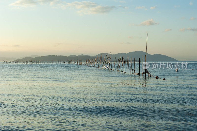 碧瓦湖的清晨，建筑的渔场