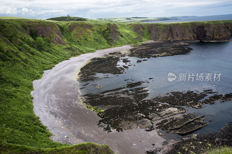 苏格兰Stonehaven附近的风景优美的海湾