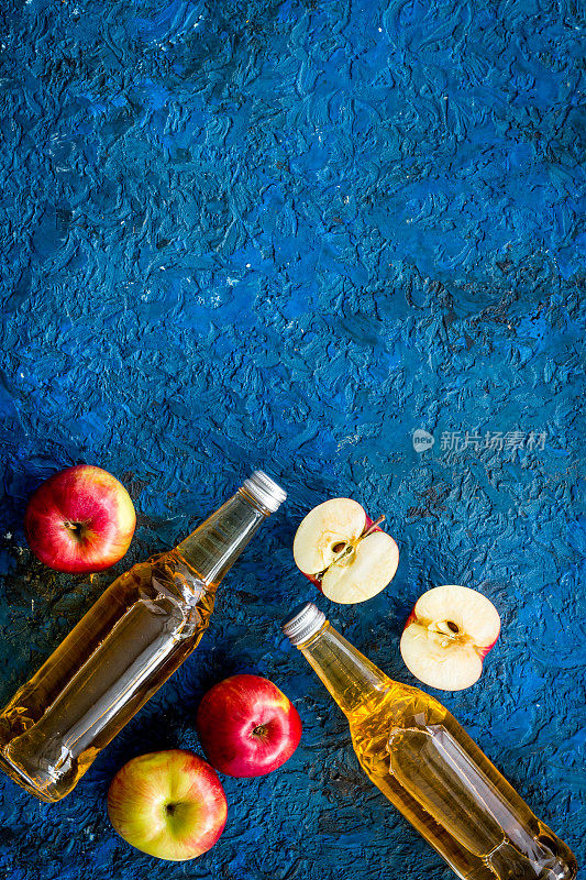 苹果醋瓶上的蓝色背景俯视图拷贝空间