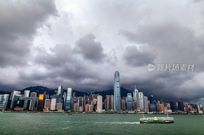 香港中区天际线与维多利亚港渡轮