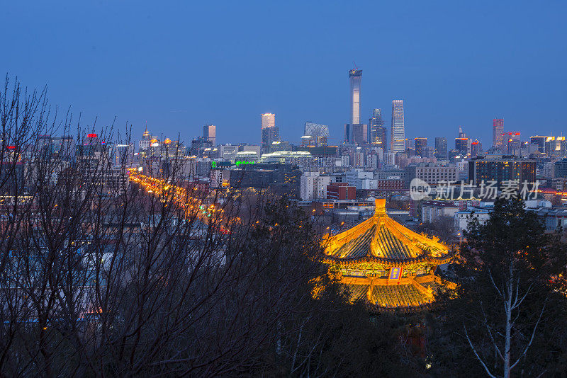 中国古代建筑与新北京天际线的夜晚