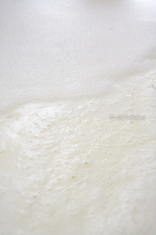 白色牛奶泡汤容器上的细节。