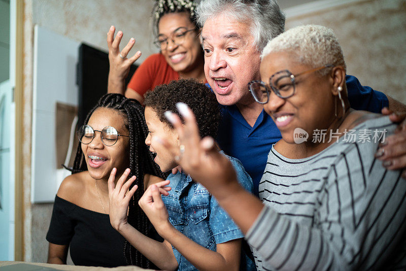 家人和朋友在家用笔记本电脑开视频会议