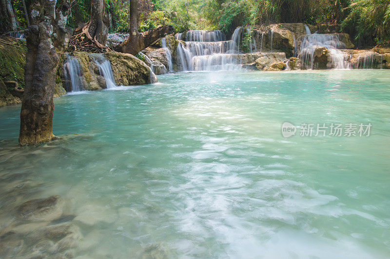 老挝琅勃拉邦，famaus旅游景点旷斯瀑布的自然景观