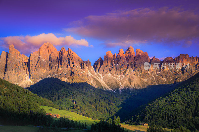 意大利Dolomites阿尔卑斯山脉，日落时田园诗般的圣玛格达莱纳尖峰景观