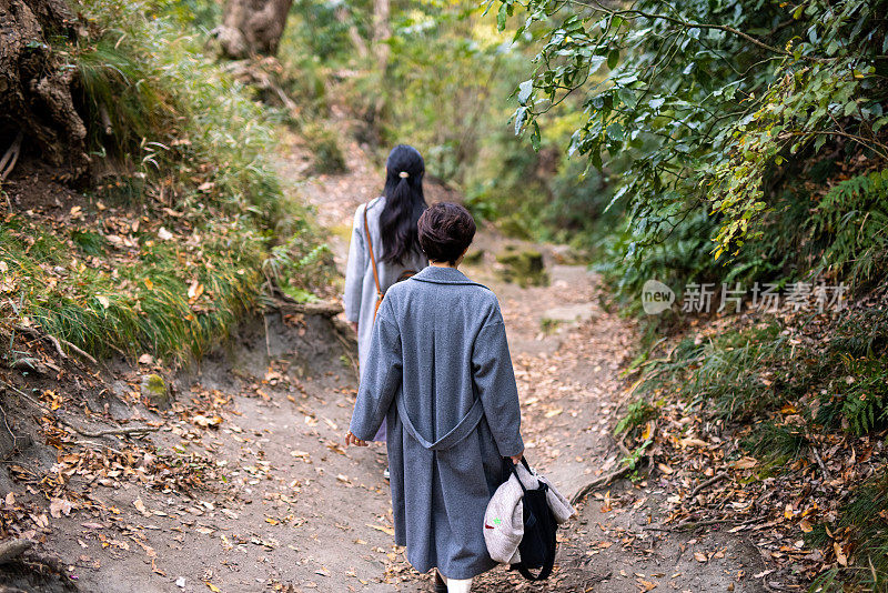 日本女性朋友在秋天徒步旅行