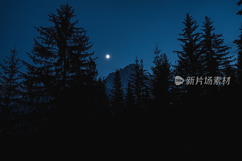 意大利白云石上的夜景:朗科费尔附近的黑暗和月亮