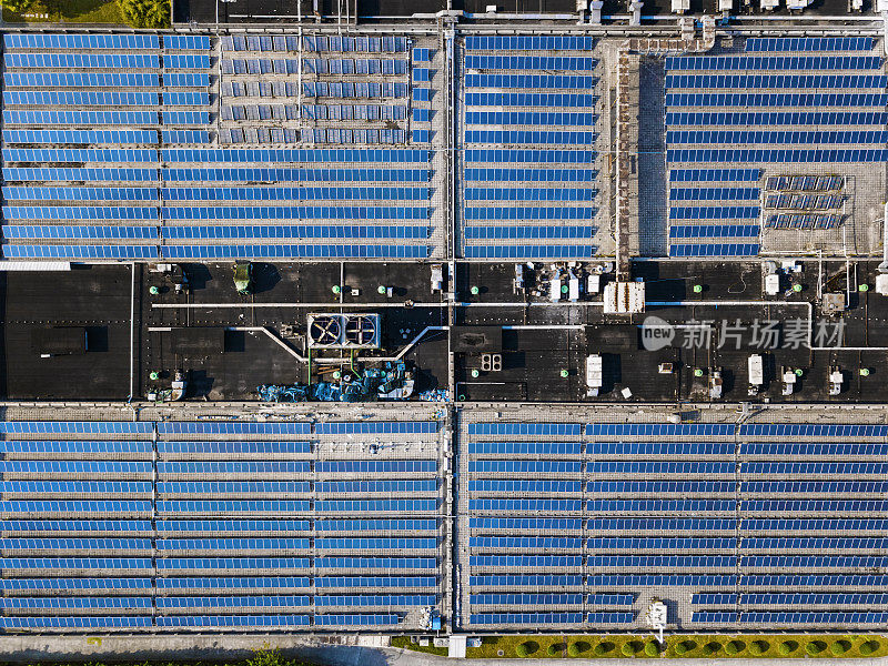 工厂屋顶上的太阳能电池板