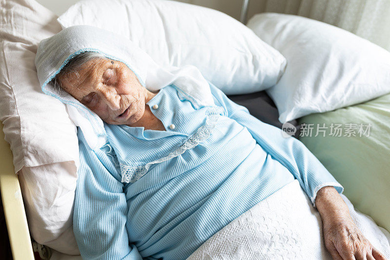 女老年病人躺在床上睡着了