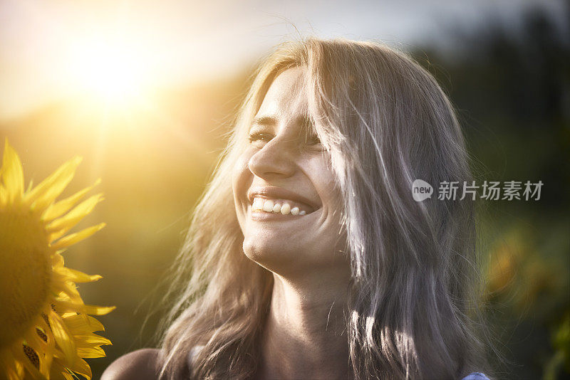 年轻女子在向日葵地里享受自然，乌克兰