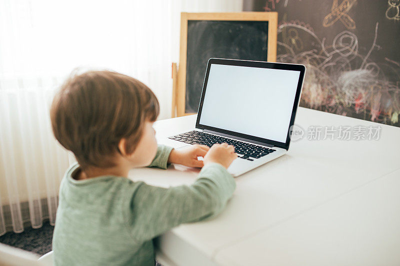 2-3岁儿童通过电脑学习