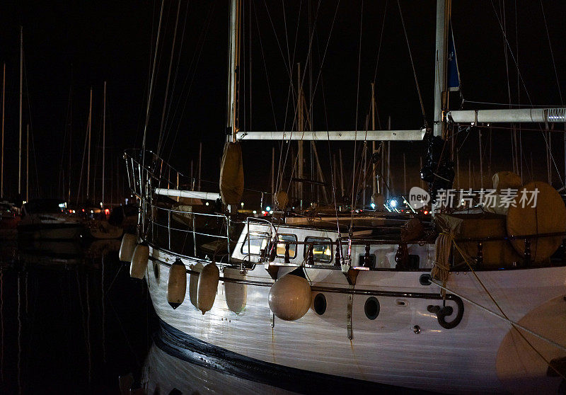 帆船停泊在意大利马吉亚的码头