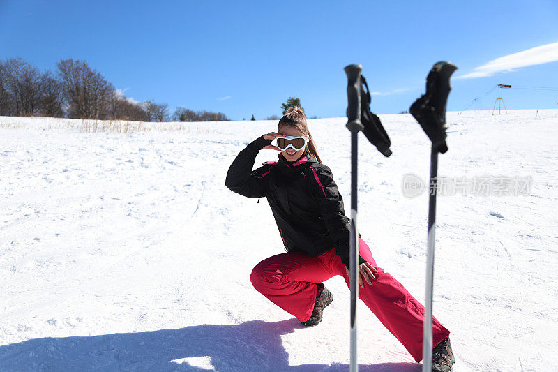 女子滑雪者在山上