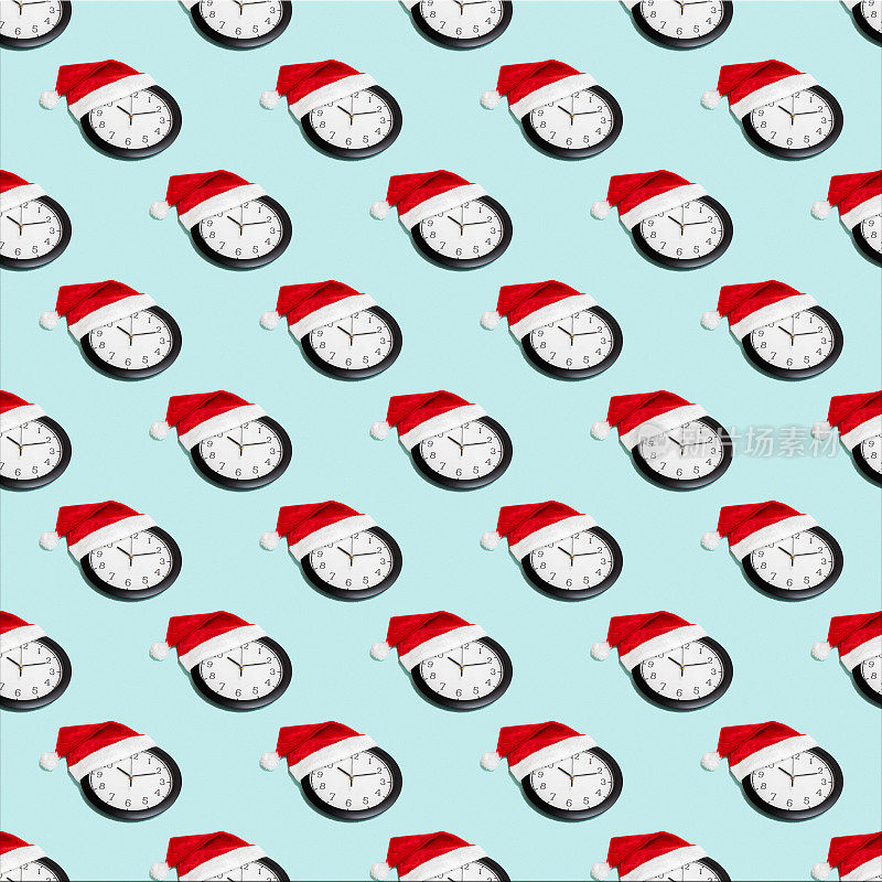 无缝图案圣诞合成与经典的模拟时钟在红色圣诞帽孤立在蓝色背景