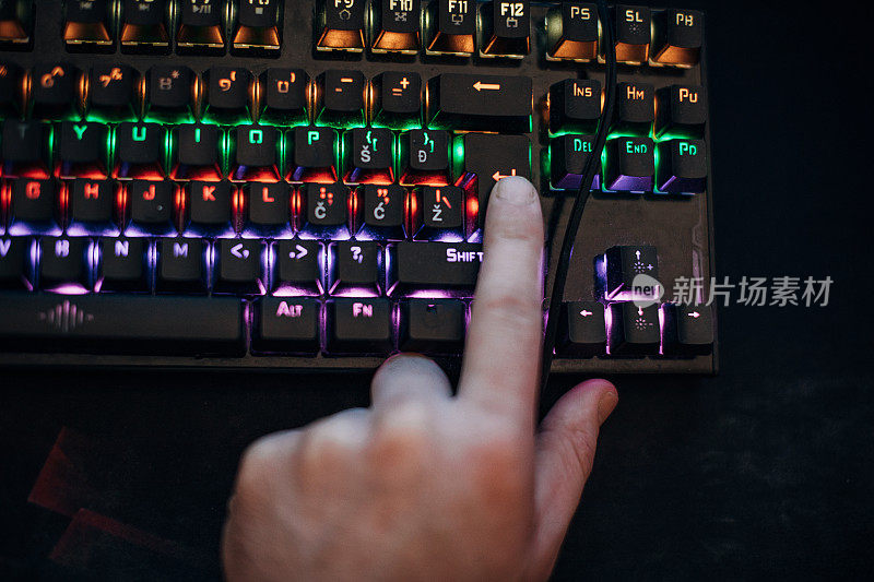 男玩家按电脑键盘上的回车键