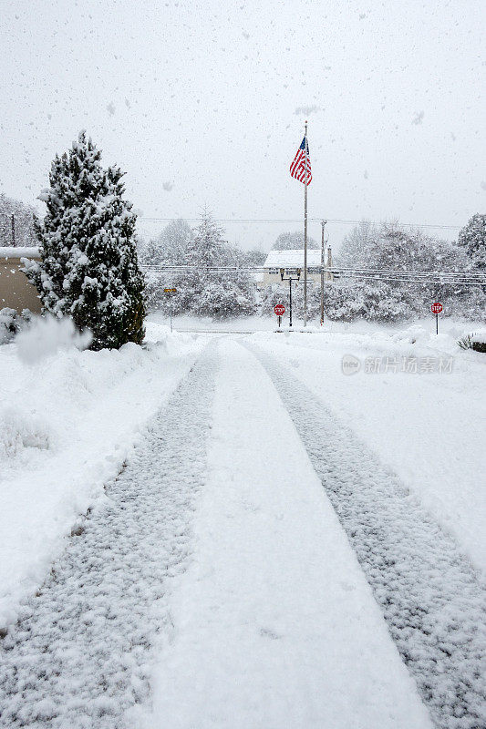 暴风雪中社区车道