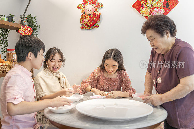 在中国新年一起包粽子