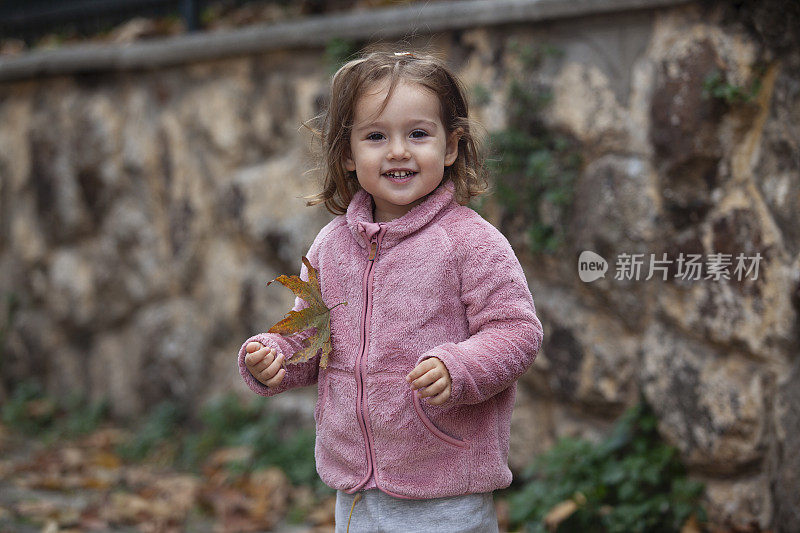 秋天的树叶和快乐的宝贝女孩画像