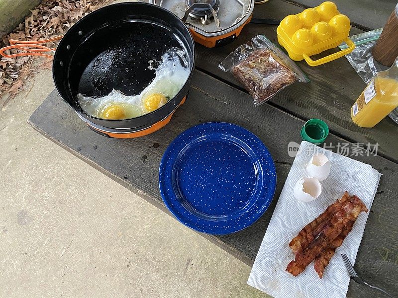 在凉亭里用野营炉煮鸡蛋和熏肉