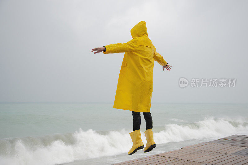 暴风雨的天气，人类被迫逆风而行