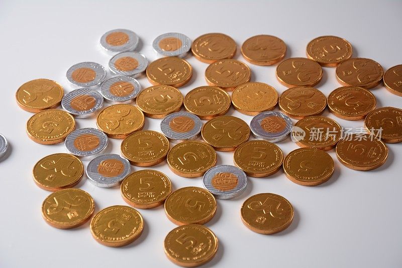 一堆巧克力谢克尔硬币作为金融概念