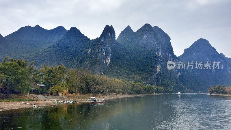 雄伟的丽江喀斯特峰林地貌(阴天)