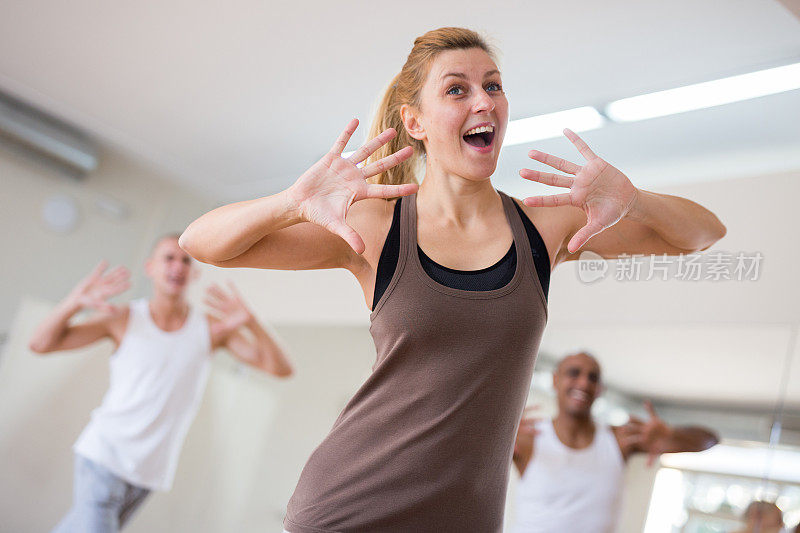 欢快的女人在集体舞课上练习有力的动作