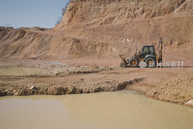 石灰石采石场的推土机装满了大水坑