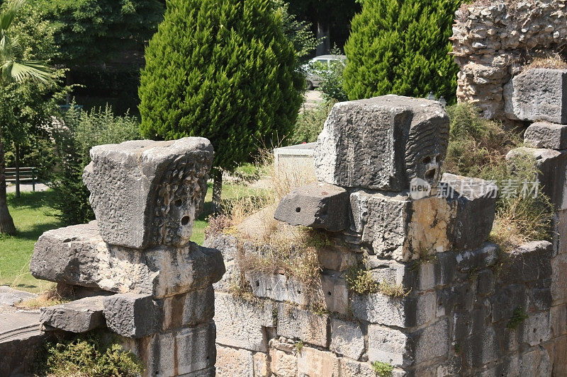 伊兹尼克城墙门上石雕的美杜莎头像