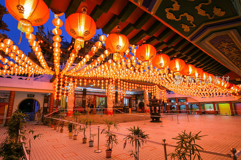 中国农历新年庆祝活动之前更换灯笼内