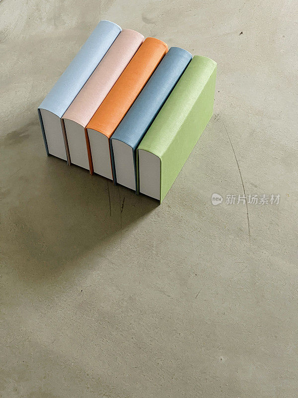 灰色背景上的通用彩色书籍