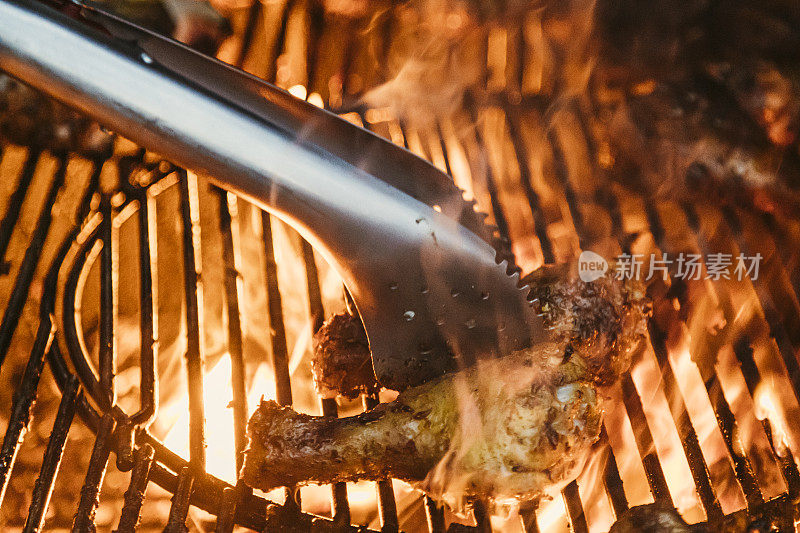 特写鸡腿烹饪在木炭烧烤架上。