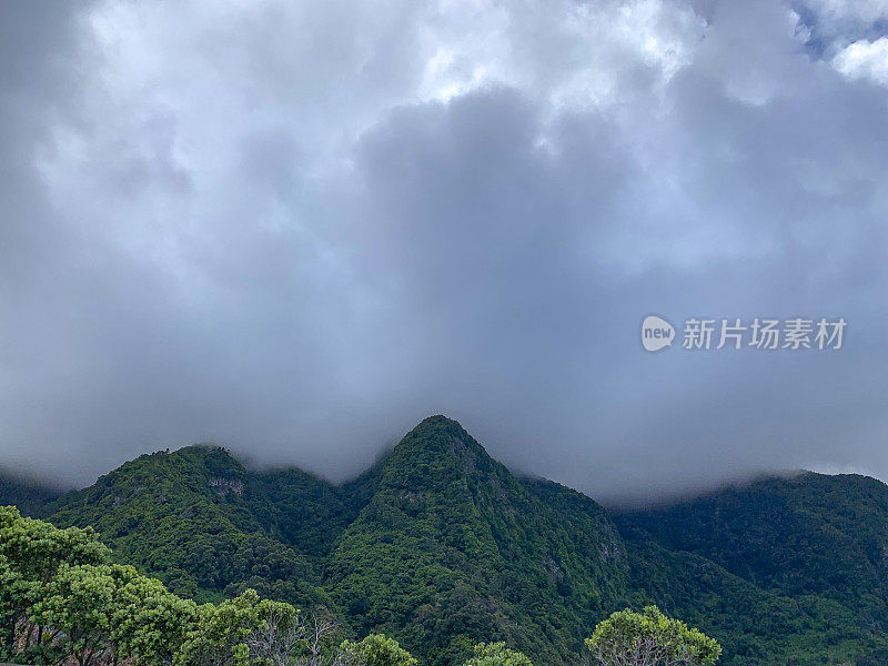 马德拉岛北部海岸的山脉上的云靠近seaxis