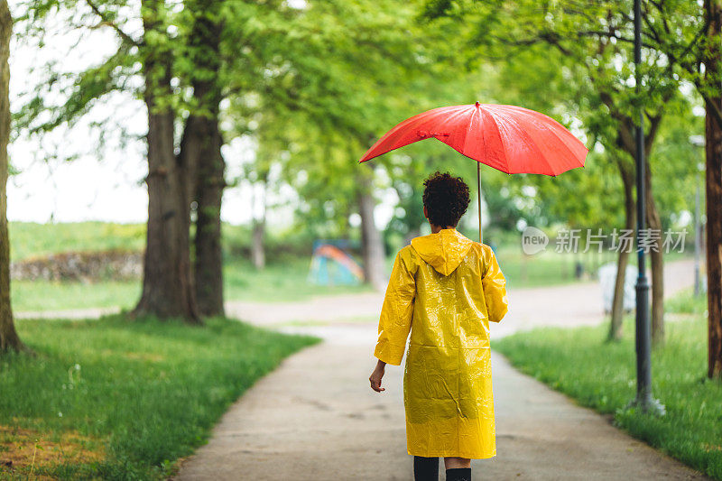 走在雨中