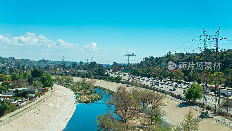 鸟瞰图洛杉矶河和I-5州际公路在阿特沃特村，加利福尼亚州