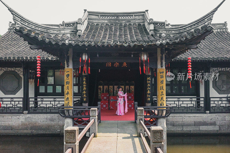在浙江绍兴市中心鲁迅故里景区的一个亭子里表演传统戏曲