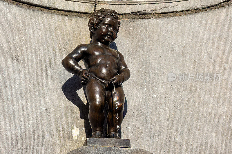 撒尿小童，青铜雕像形状的喷泉