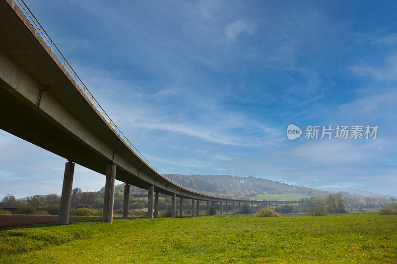 在令人印象深刻的天空下拍摄的德国一座钢筋混凝土高速公路大桥