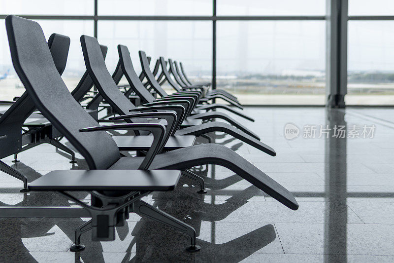 机场候机区舒适的躺椅
