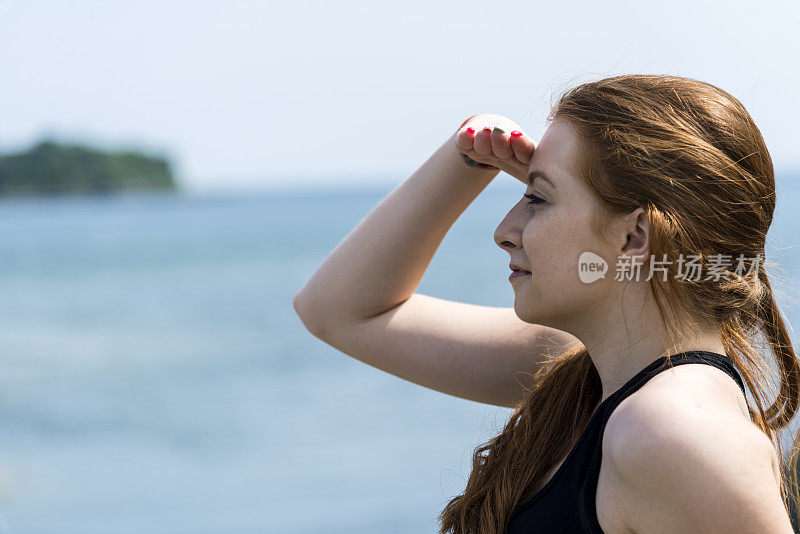 海滩上的红发女人