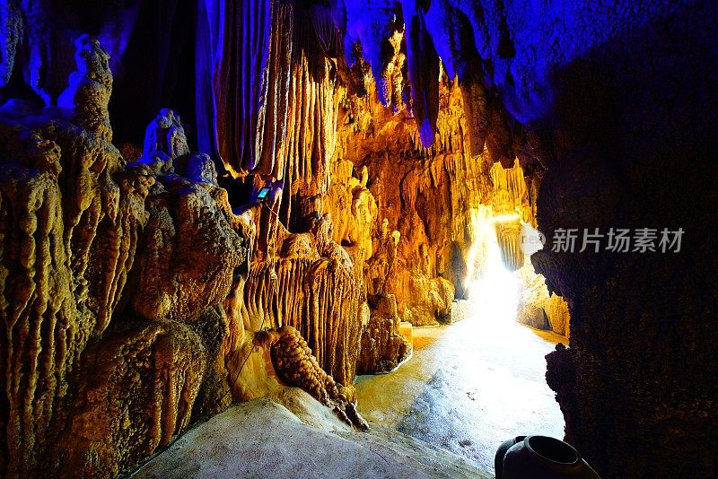越南北部有岩石的洞穴