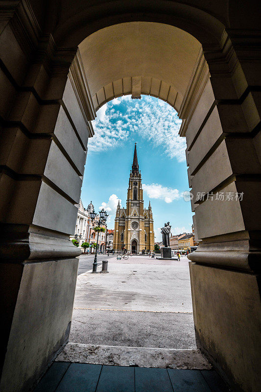 塞尔维亚诺维萨德玛丽天主教堂前广场拱门侧面入口视图