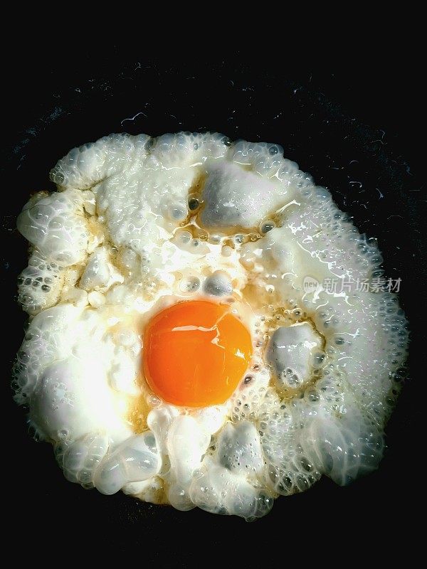 用平底锅煎蛋。