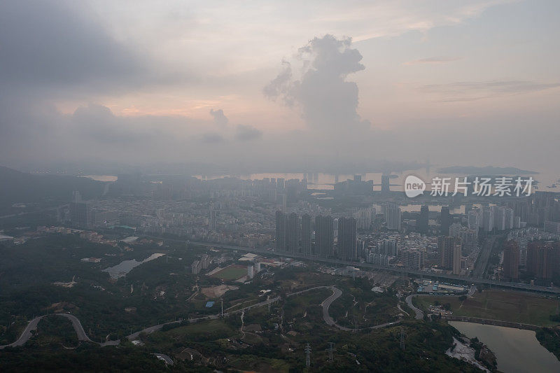 黎明时分，城市笼罩在云雾和蜿蜒的山路中