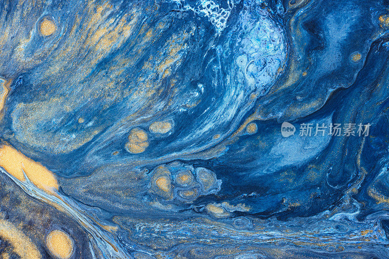 抽象大理石的蓝色背景颜料与金色墨水纹理