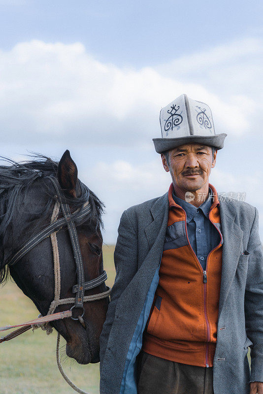 帐篷附近骑马的老人的肖像