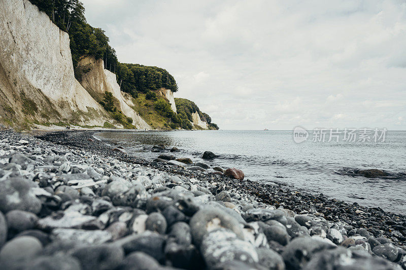 Rügen岛上波罗的海白垩岩海岸的卵石滩