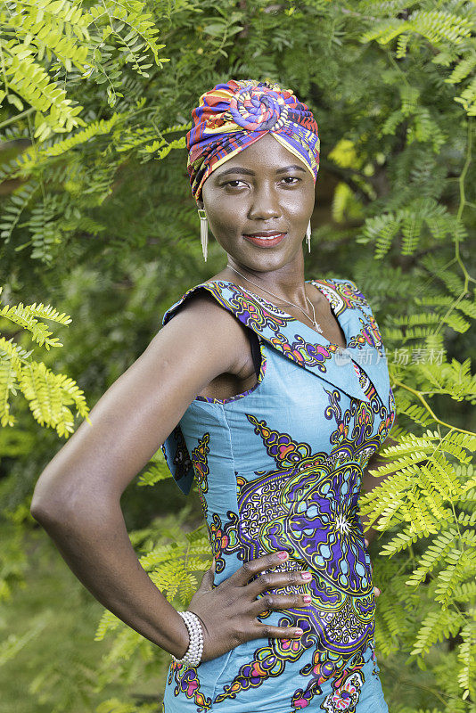 一位加纳女士在她的花园里