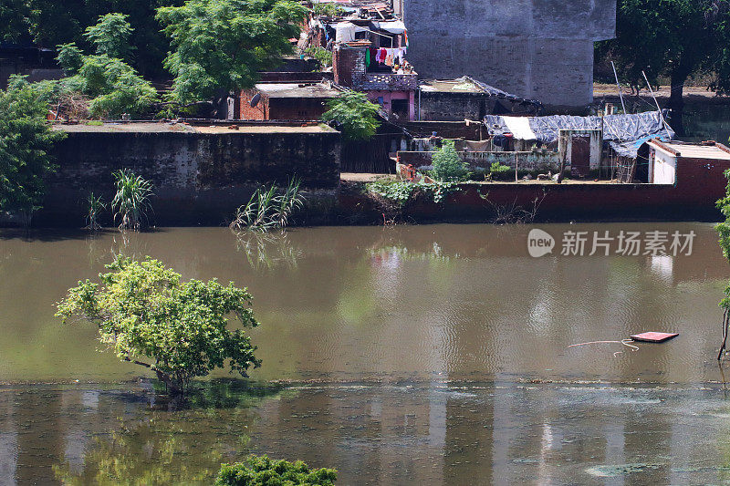 淹水的耕地，淹水的农业建筑，农田被分割成矩形块的农业区，印度季风季节