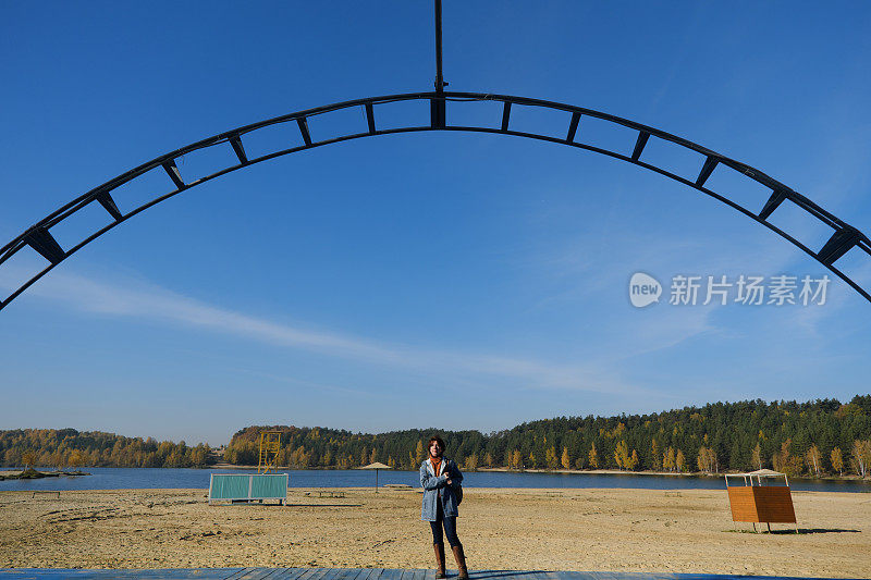 成熟的女人在秋天的自然公园